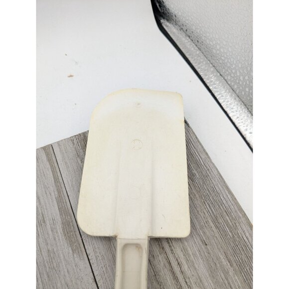 Rubbermaid 1905 Scoop Scraper White Spatula 13 1/2" Long - Picture 5 of 9